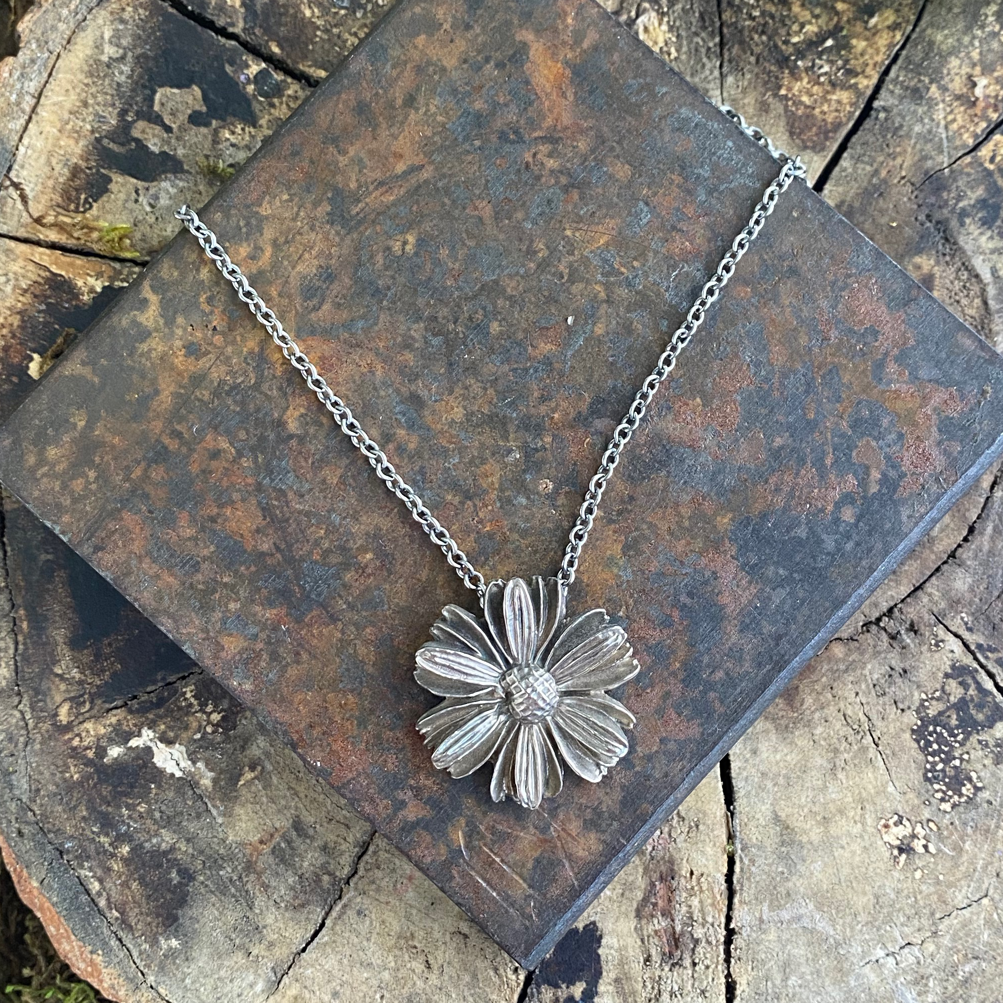 Flower Power Magnetic Necklace – Olive Bites Studio